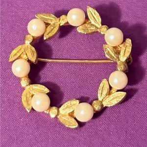 Vintage 1980 Golden Leaves & Pearl Round Dainty Floral Decorative Brooch
